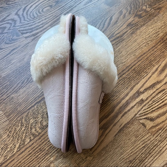 UGG Scuffette II Snake Embossed Shearling Slippers Quartz Pink NEW SOLD OUT Sz 8 - Picture 4 of 11